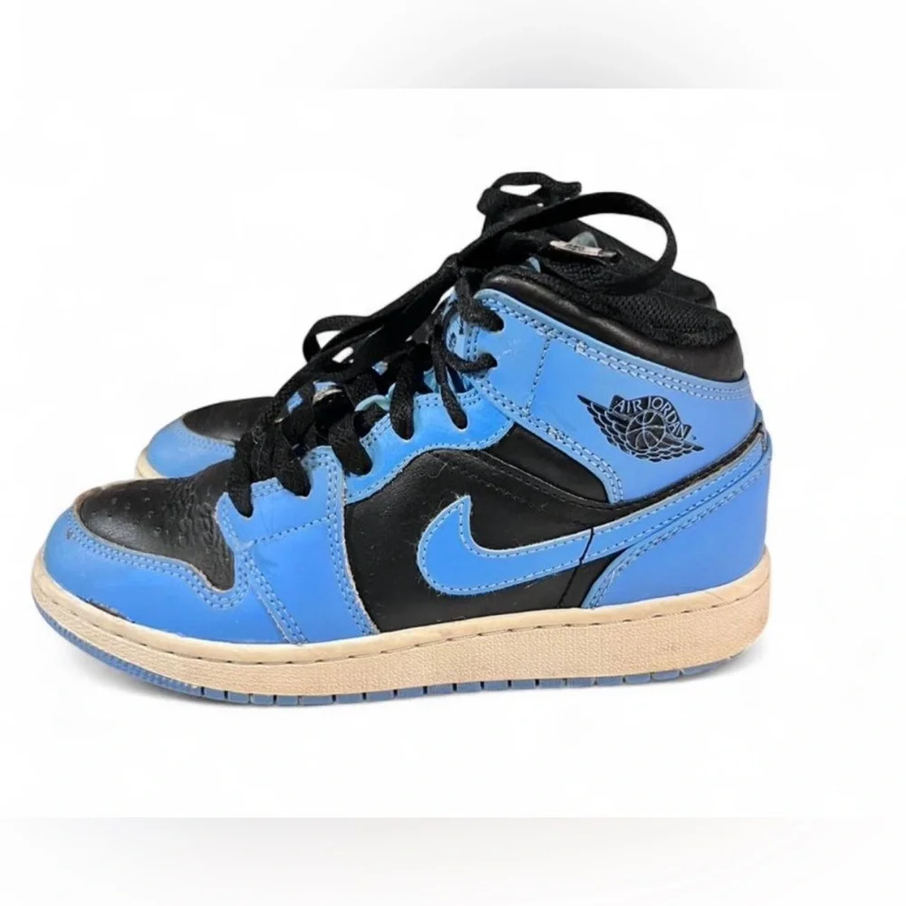 Kids Nike Air Jordan 1 Mid Trainers Sneakers in Black & Light Blue